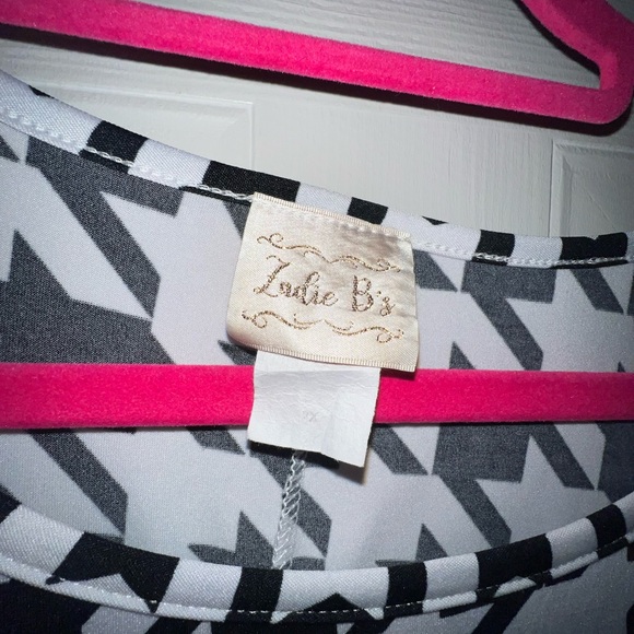 Zadie B’s Black and White Houndstooth Top - Picture 4 of 7